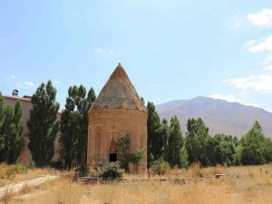 Halime Hatun Kümbeti’nin Görünüşünü Bozan Yurt Binasına Yıkım Kararı