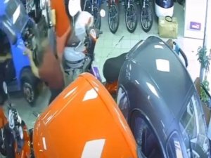 Viteste Unutulan Motosiklet, Mağazada Böyle Harekete Geçti