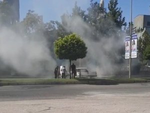 Seyir Halindeyken Alev Alan Araç, Sürücülerin Müdahalesi İle Söndürüldü