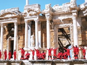 Denizli Ekibi, 30 Ağustos’u Zeybek İle Akut Kırmızısını Buluşturarak Kutladı