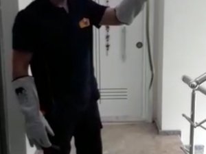 Çamaşır Makinesinin Arkasındakini Görünce İtfaiyeden Yardım İstedi