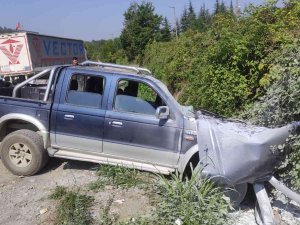 Kontrolden Çıkan Pikap Tıra Arkadan Çarptı: 3 Yaralı