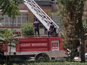 Evde Düşüp Bacağını İncitti, Haber Alınamayınca Ekipler Balkondan Girerek Kurtardı
