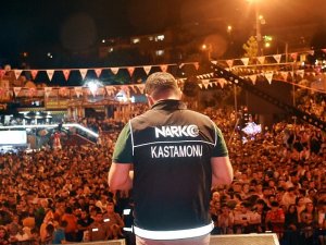 Festivalde Sahneye Çıkan Polis Ekiplerinden Binlerce Vatandaşa "Uyuşturucu" Uyarısı