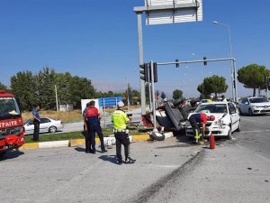 Yan Yatan Otomobildeki 3 Kişi Yaralandı