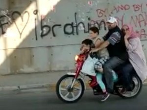 Motosiklette 4 Kişilik Ailenin Tehlikeli Yolculuğu