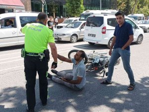 Hafif Ticari Araç İle Motosiklet Çarpıştı: 1 Yaralı