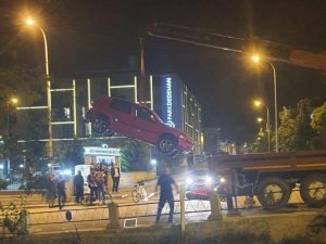 Kanala Düşen Aracın Sürücüsü Kazayı Yara Almadan Atlattı