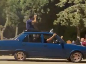 Otomobil Tavanında Tehlikeli Yolculuk