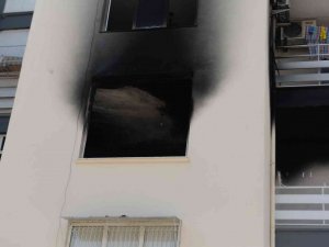 Eşini Eve Dönmeye İkna Edemedi Evi Yaktı