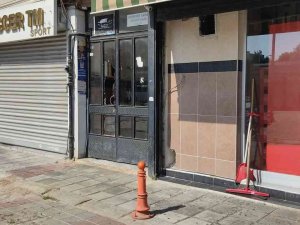 Fatih’te 3 Şüpheli, Husumetlisini Önce Silahla Yaraladı, Ardından Bıçakla Saldırdı
