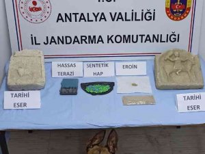 Yaşlı Kadın Evinde Uyuşturucu Ve Tarihi Eserle Yakalandı
