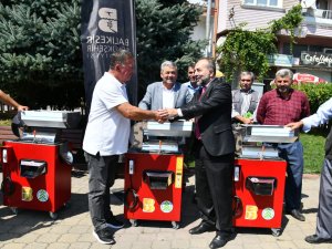 Büyükşehir Dursunbey ’De 50 Salça Makinası Dağıttı