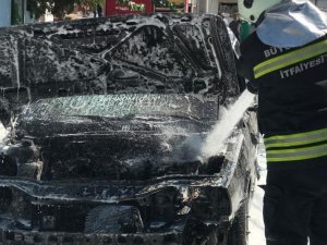 Park Halindeyken Yanan Otomobil Kullanılamaz Hale Geldi