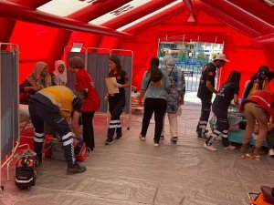 Cumhurbaşkanı Erdoğan’ı Beklerken Baygınlık Geçiren Vatandaşlara Sağlık Ekipleri Müdahale Etti