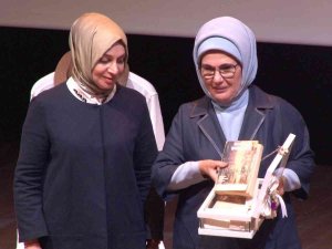 Emine Erdoğan: “İ̇slamofobinin Ve Milli Değerleri Hedef Alan Küresel İdeolojilerin Karşısında Duracak Olan, Sizlersiniz”