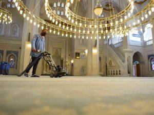 Çorum’daki İbadethaneler Gül Suyu İle Temizleniyor