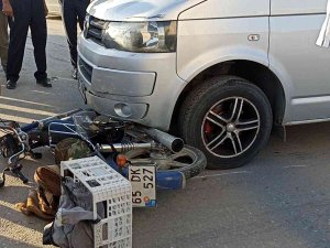 Erciş’te Minibüsle Çarpışan Motosikletin Sürücüsü Yaralandı