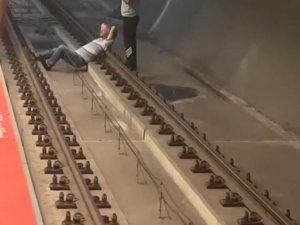 Keyif Yapar Gibi Metro Raylarına Uzandı