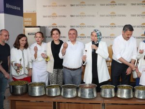 Tokat’ta Rekor Sayıda Yaprak Sarma Yapılıp Vatandaşlara Dağıtıldı