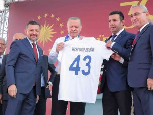 Cumhurbaşkanı Erdoğan’a, Belediye Kütahyaspor Forması Hediye Edildi
