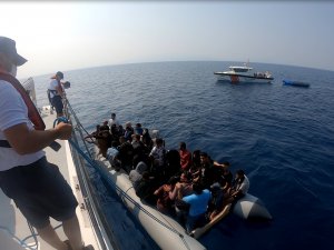 İ̇zmir Açıklarında 386 Düzensiz Göçmen Kurtarıldı