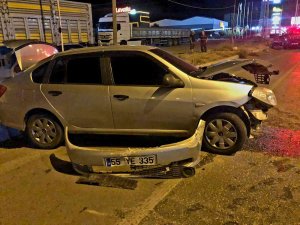 Köpeğe Çarpmamak İçin Manevra Yapan Otomobil Tır Parkına Daldı: 1 Yaralı