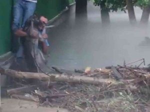 Bursa’da Selde Mahsur Kalan Köpeği Ekipler Kurtardı