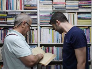 Baba Oğul Ata Mesleği Sahaflığı Yaşatmaya Çalışıyor