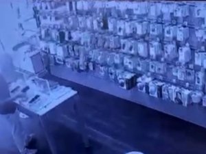 Alarmı Söktükten Sonra Cep Telefonunu Kaşla Göz Arasında Böyle Çaldı
