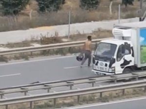 Çevre Yolunda Araçların Arasında Ölüme Meydan Okudu..