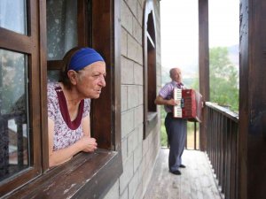 Müzisyen Aile 88 Yıllık Konakta Hayatlarını Sürdürüyor