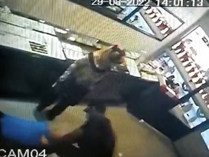 İ̇stanbul’da Film Gibi Soygun Girişimi Kamerada: Gaspçı Çifti Linçten Polis Kurtardı