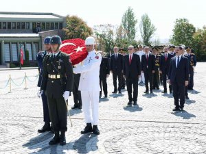 Cumhurbaşkanı Erdoğan, 30 Ağustos Zafer Bayramı Dolayısıyla Devlet Mezarlığı’nı Ziyaret Etti