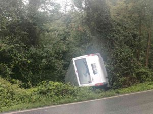 Sarıyer’de Minibüs Yol Kenarına Devrildi