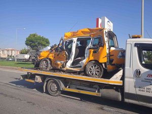 Ticari Taksinin Tırla Çarpıştığı Kazada Şoför Ve Yolcu Hayatını Kaybetti