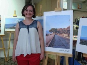 Burhaniye’de Kadın Müzisyenin Fotoğraf Sergisi İlgi Gördü