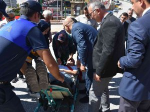 Sıcağa Dayanamayan Öğrenci, Tören Alanında Bayıldı