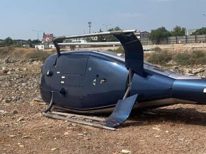 İ̇zmir’in Çiğli İlçesinde Sivil Bir Helikopter Kalkış Esnasında Yan Yattı. Olayda Hafif Yaralanan 2 Kişinin Tedbir Amacıyla Hastaneye Kaldırıldığı Öğrenildi.