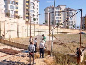 Kaymakam Cimşit, Çocukların İsteği Üzerine Halı Saha Yaptırdı