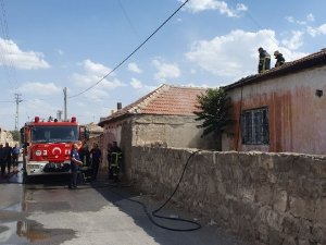 Kömürlükte Çıkan Yangın Eve Sıçramadan Söndürüldü