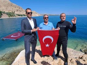 Van Gölü’nde Dev Türk Bayrağı Açıldı