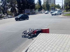 Kontrolden Çıkan Motosiklet Devrildi: 1 Yaralı