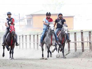 Rahvan Atlar Zafere Koştu