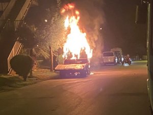 Yalova’da Oto Çekici Alevlere Teslim Oldu