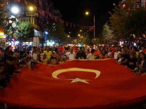 Isparta’da Zafer Bayramı Çoşkusu Fener Alayıyla Devam Etti