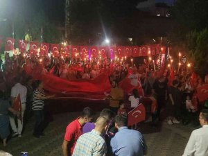 Binlerce Kişi Ellerindeki Türk Bayraklarıyla Yürüdü