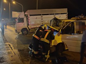 Kula’da Süt Kamyoneti İle Kamyon Çarpıştı