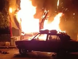 Depoda Çıkan Yangın Otomobillere Sıçradı