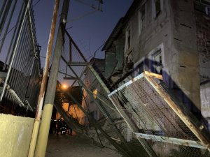 İ̇zmir’de 3 Katlı Metruk Binanın Duvarı Çöktü
